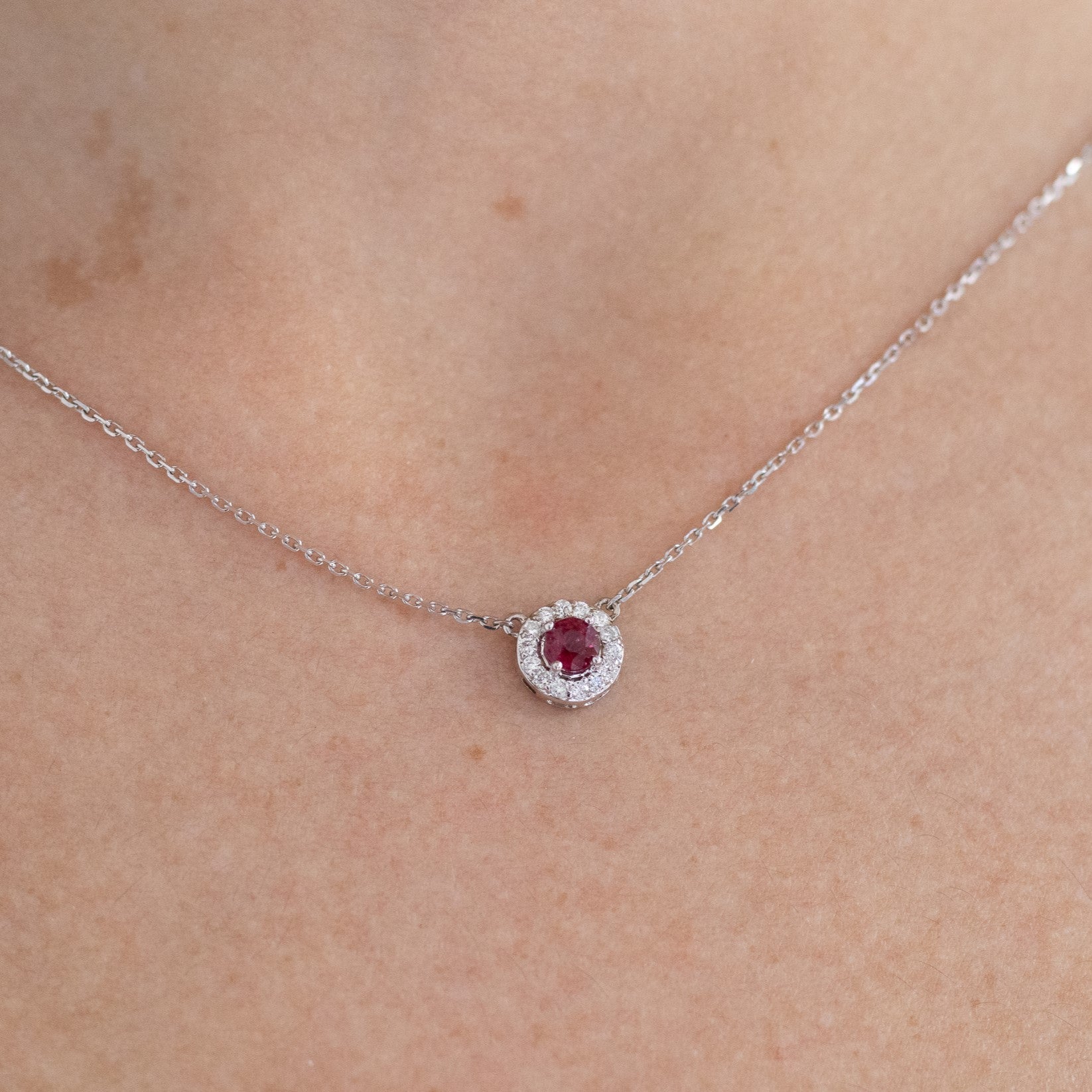 Pendentif con piedras preciosas y diamantes