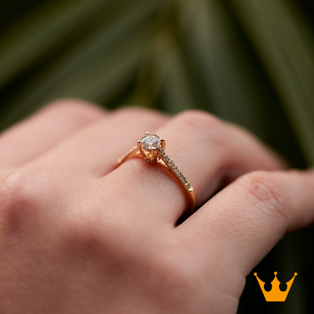 Anillo de compromiso con diamante central  en oro amarillo