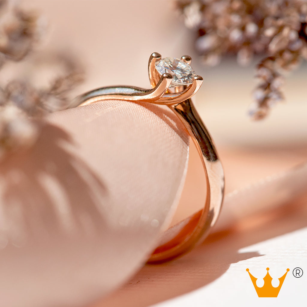 Anillo de compromiso en oro rosa con diamante central
