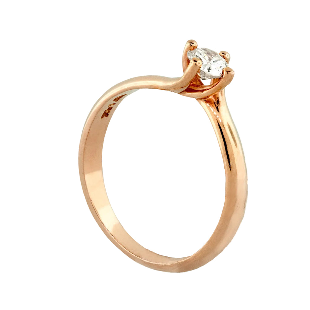 Anillo de compromiso en oro rosa con diamante central