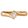 Anillo de compromiso en oro rosa con diamante central
