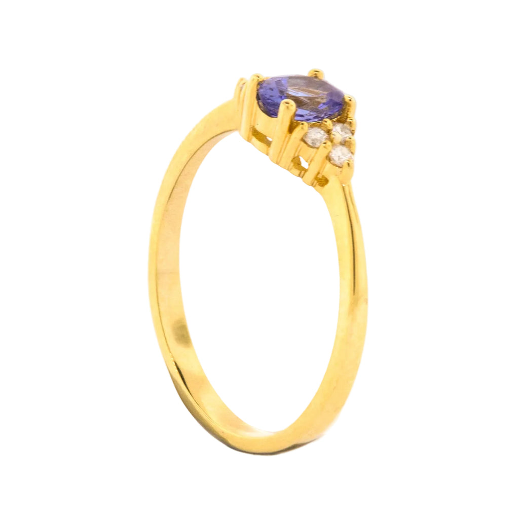 Anillo con piedra central y diamantes