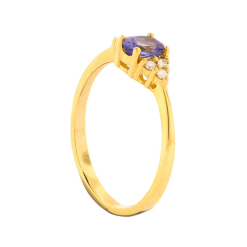 Anillo con piedra central y diamantes