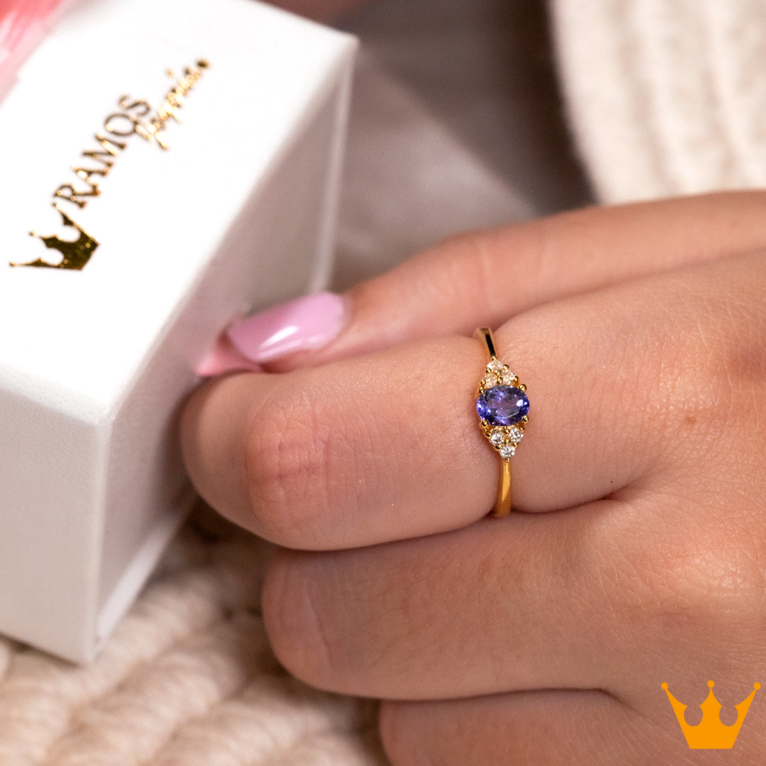 Anillo con piedra central y diamantes