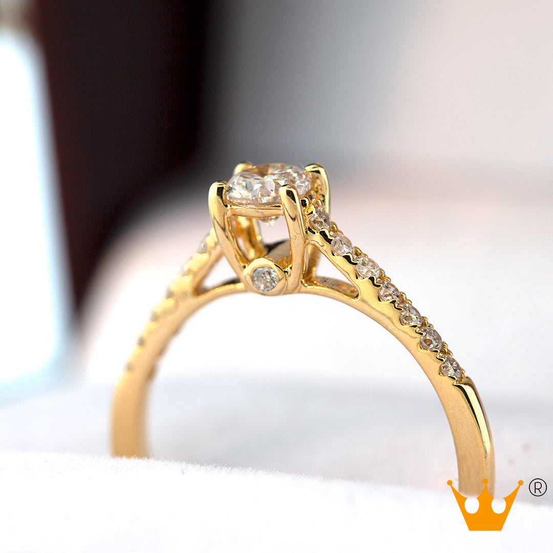 Anillo de compromiso con diamante central  en oro amarillo