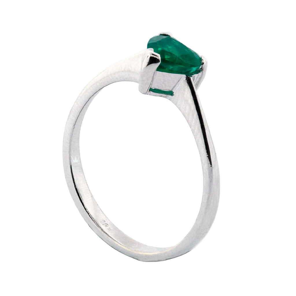 Anillo esmeralda en corte corazón