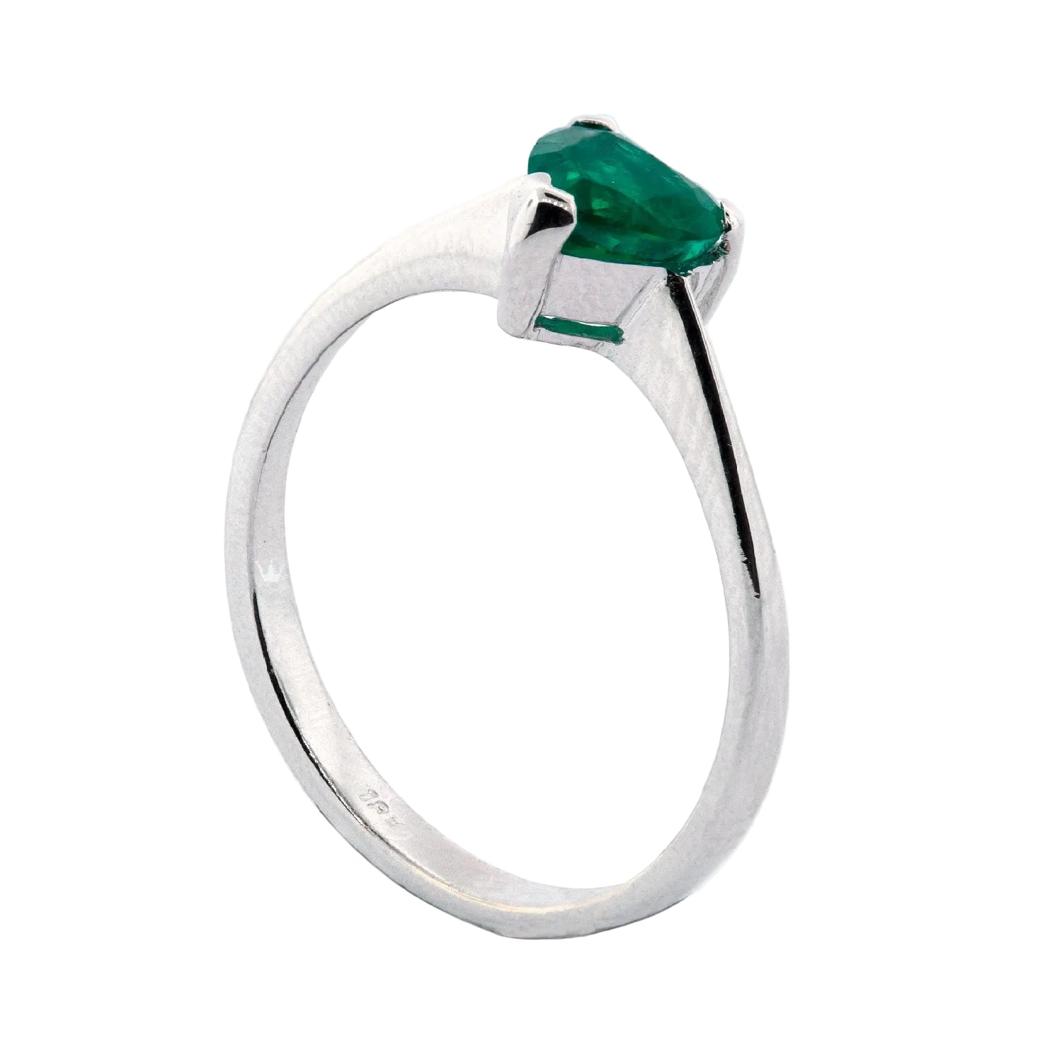 Anillo esmeralda en corte corazón
