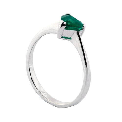 Anillo esmeralda en corte corazón