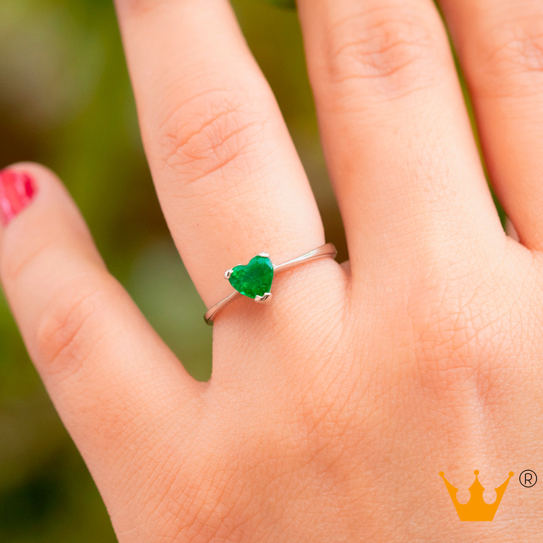 Anillo esmeralda en corte corazón