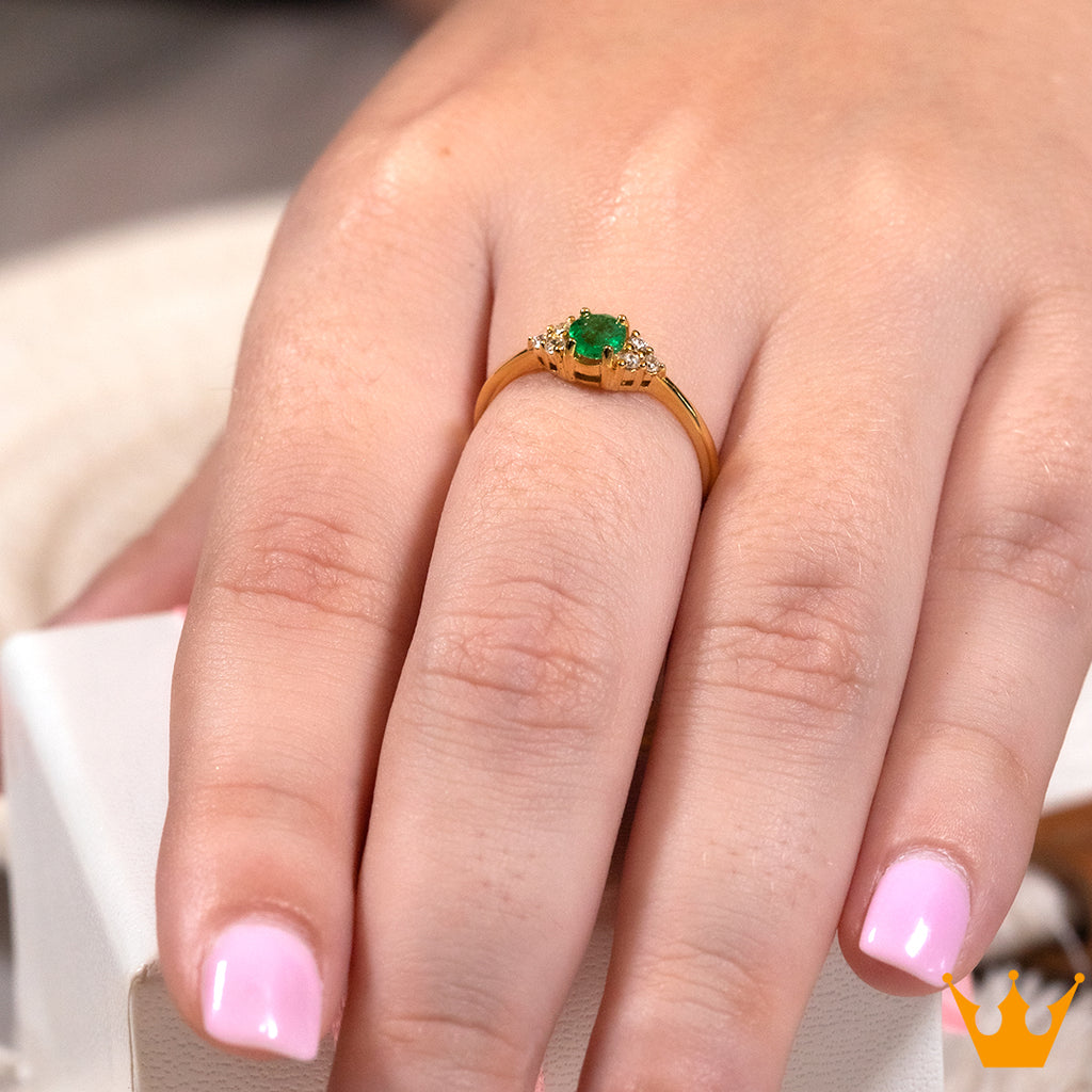 Anillo con piedra central y diamantes