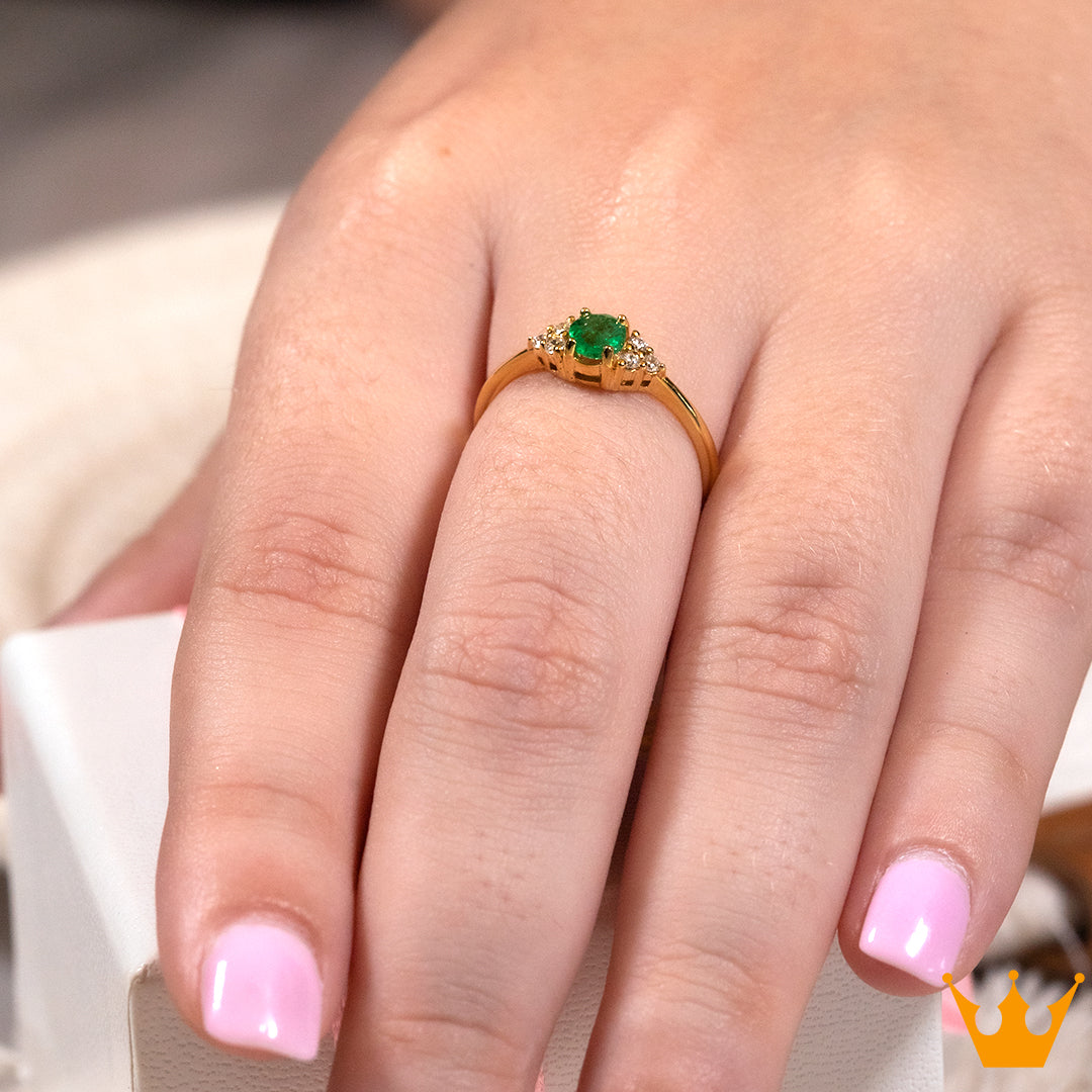 Anillo con piedra central y diamantes