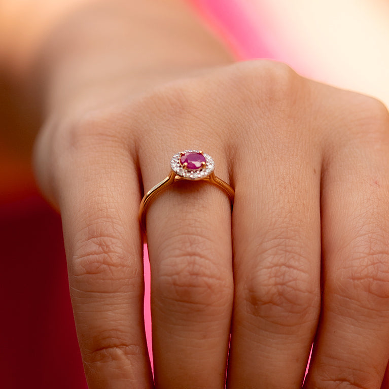 Anillo de rubí con cerco de diamantes