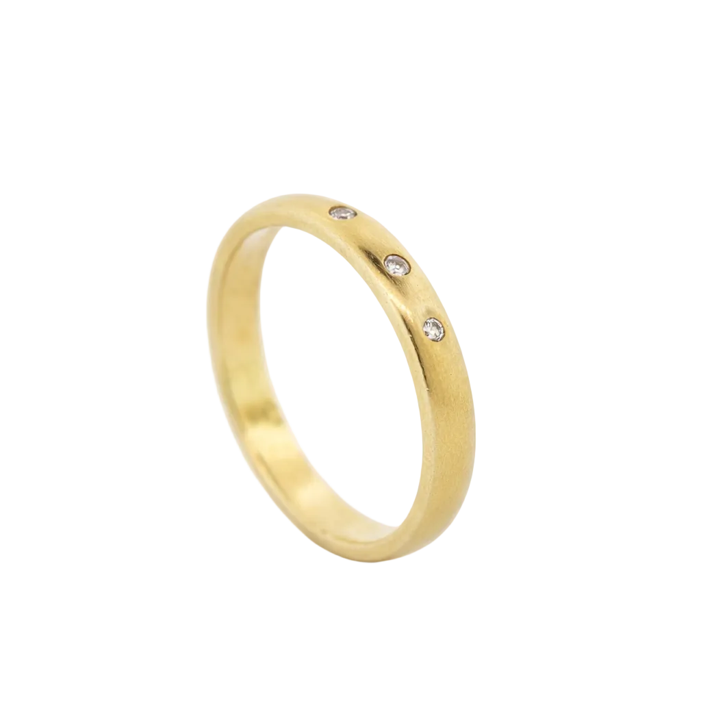 Anillo de boda en oro amarillo con 3 diamantes