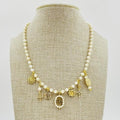 Collar de perlas con dijes