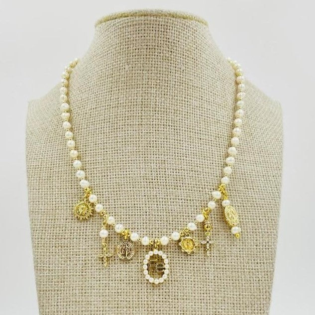 Collar de perlas con dijes