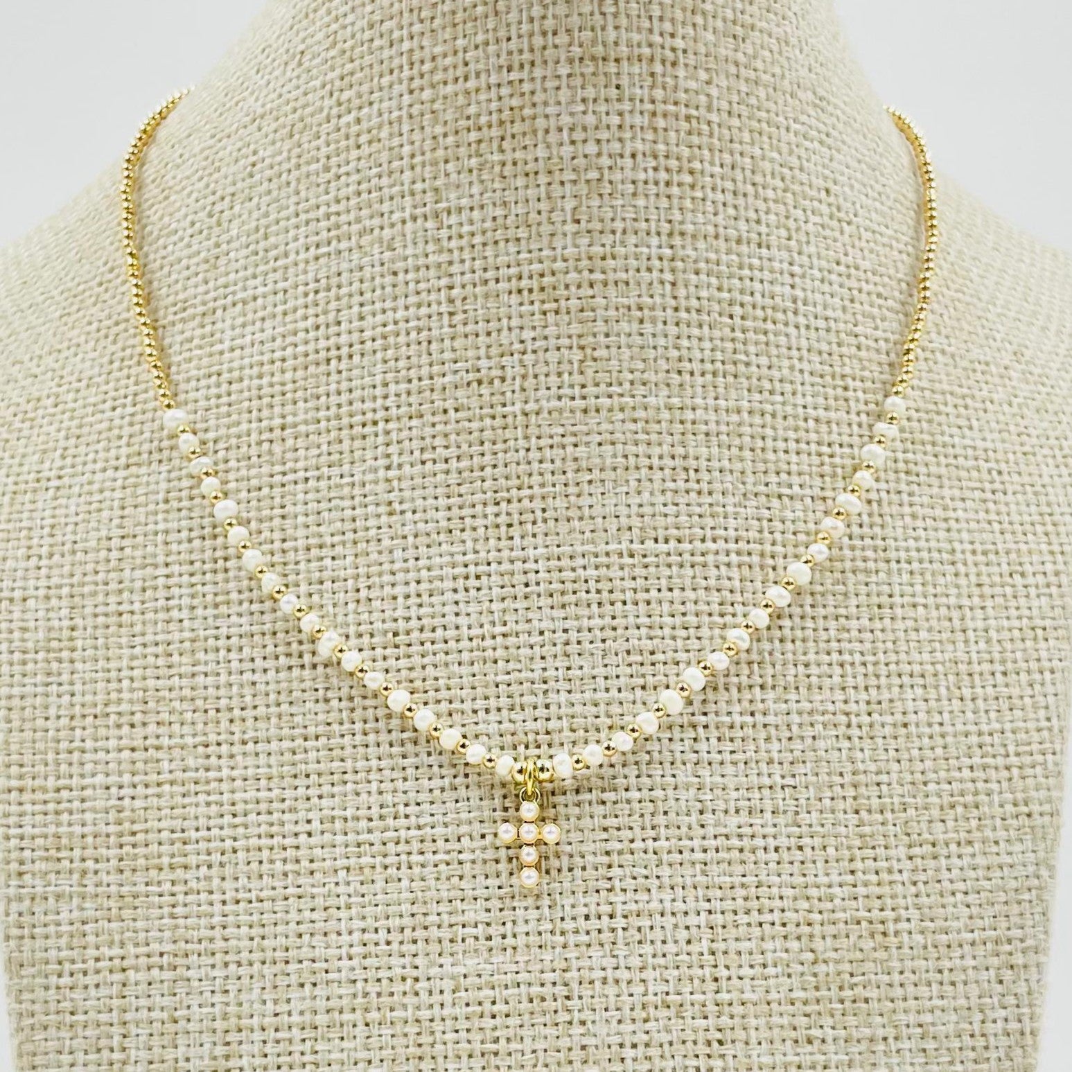 Collar combinado de chapa con perlas y cruz