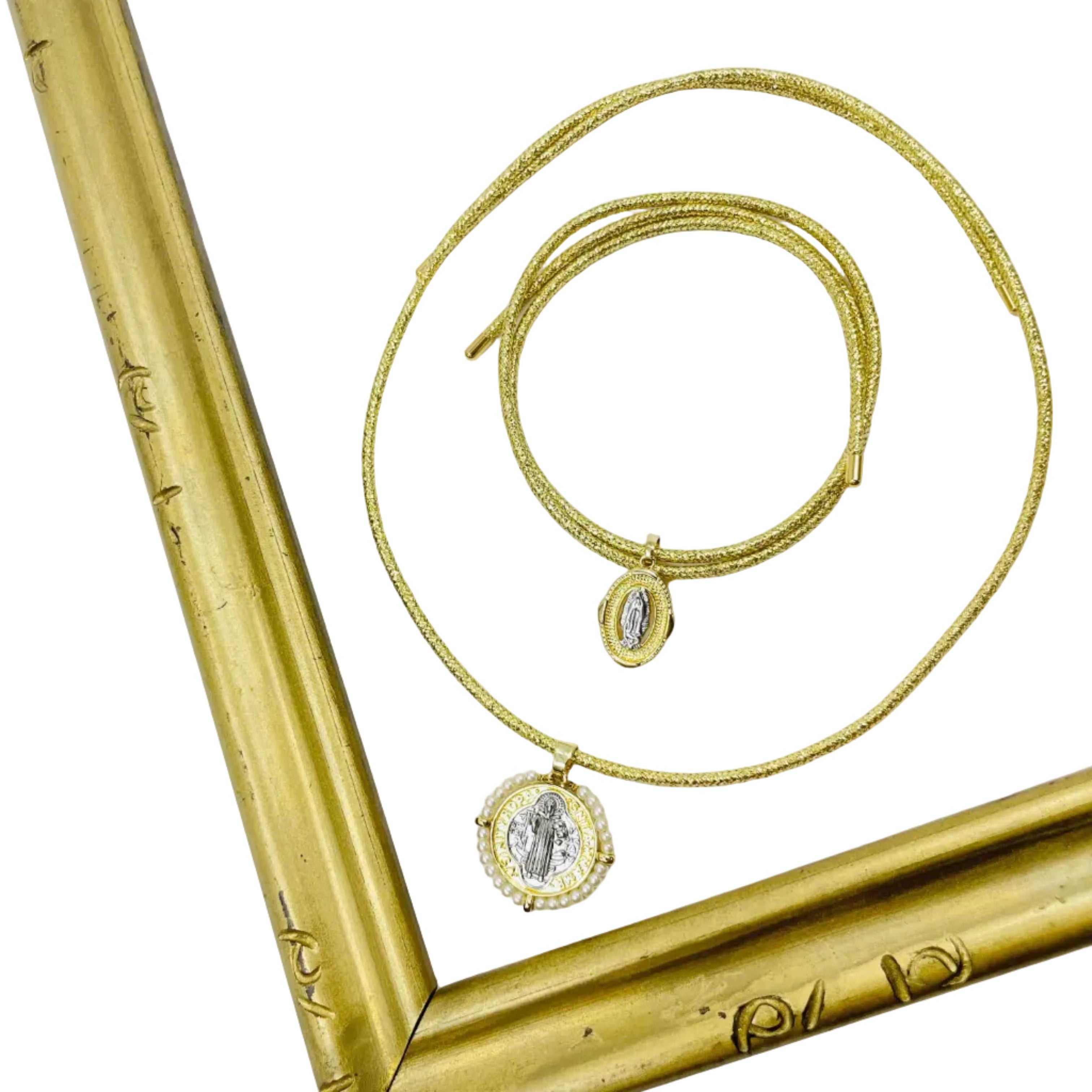 Collar/pulso ajustable con medalla