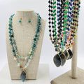 Set de aretes y collar doble de piedras con dije