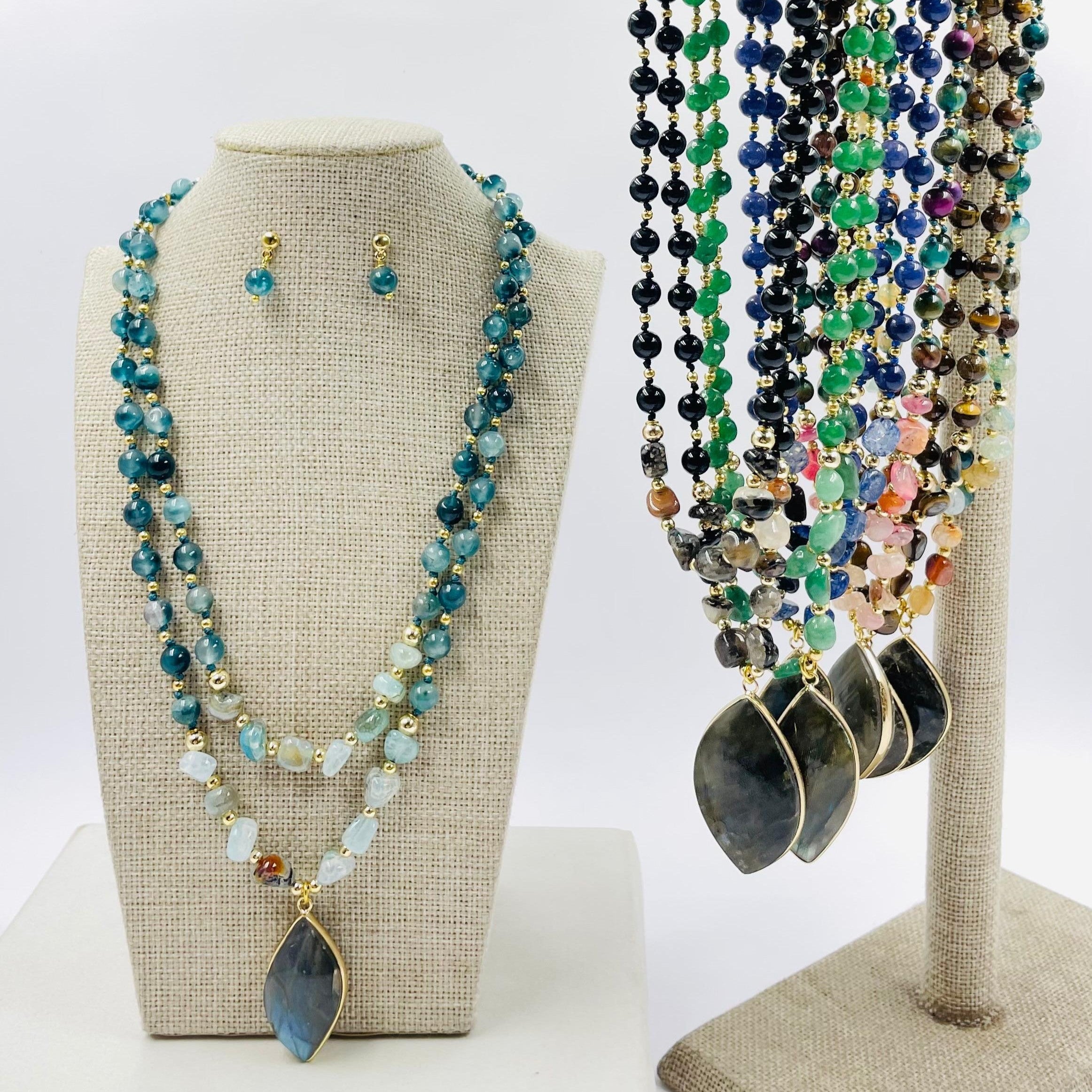 Set de aretes y collar doble de piedras con dije