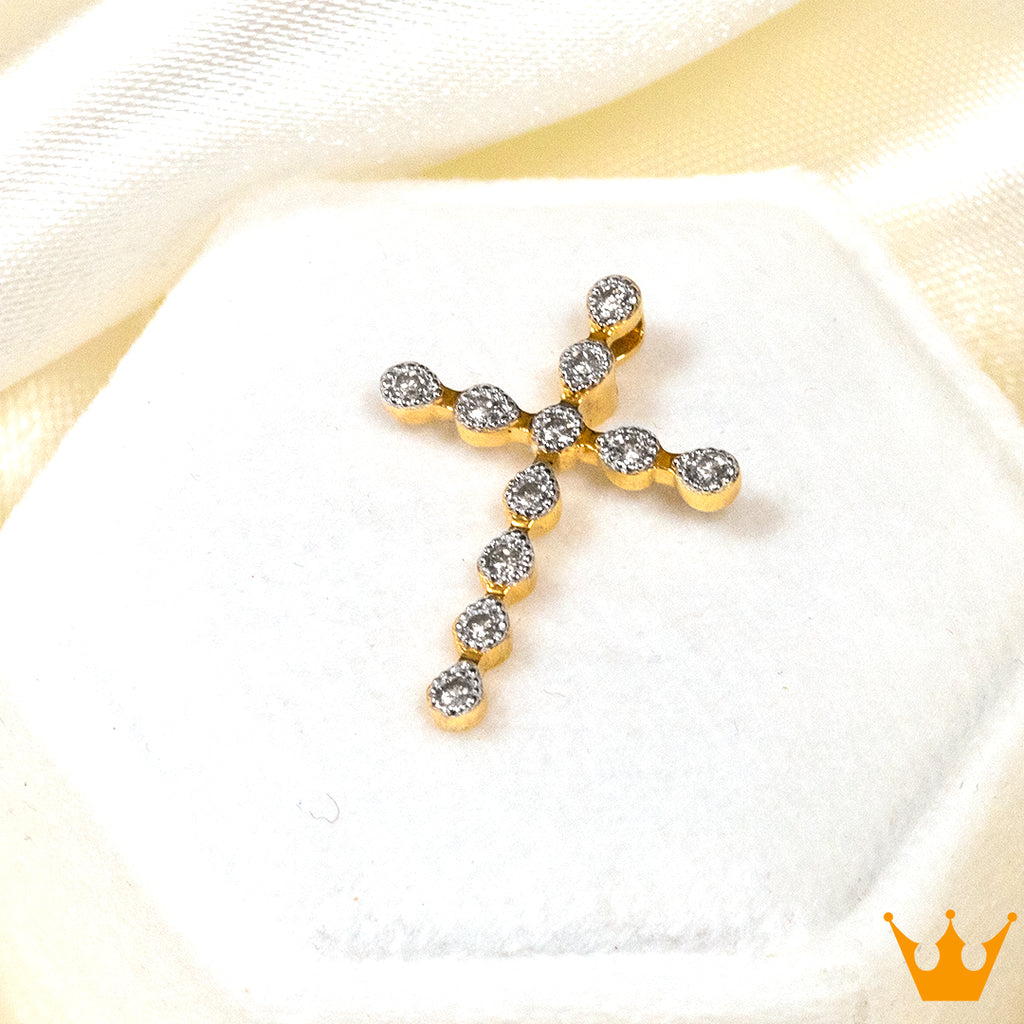 Cruz con diamantes delgada
