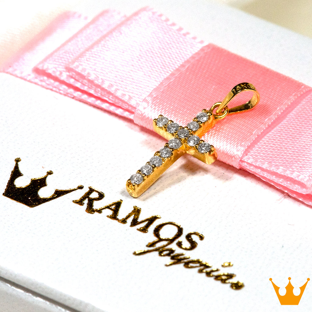 Cruz tradicional con diamantes