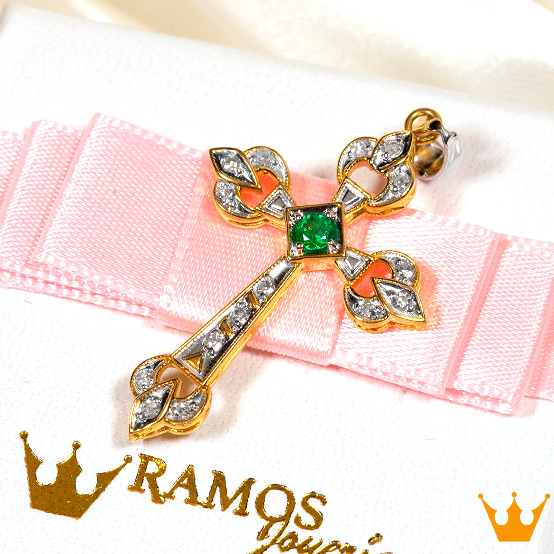 Cruz de diamantes con esmeralda al centro