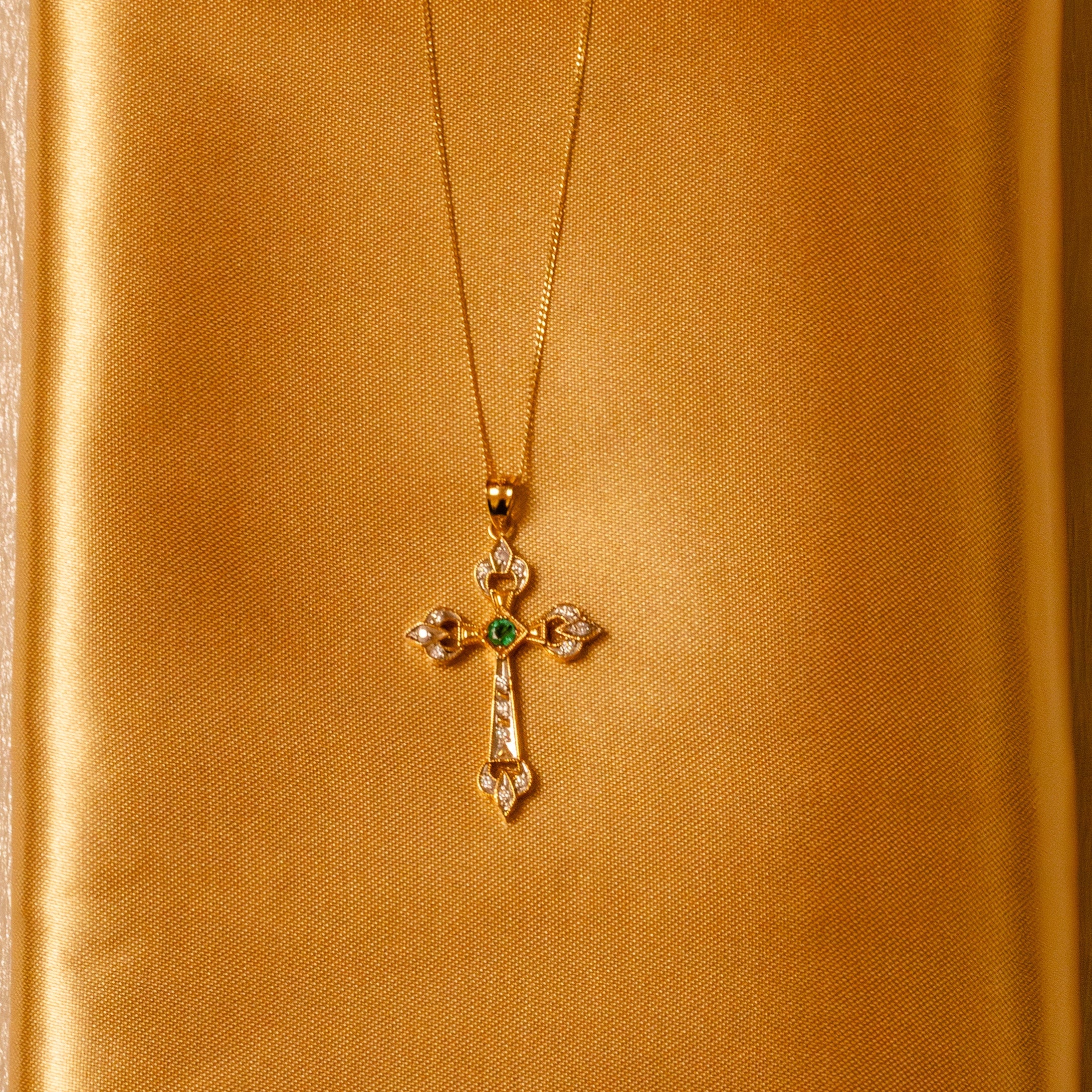 Cruz de diamantes con esmeralda al centro