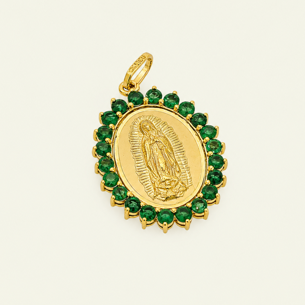 Medalla de la virgen de Guadalupe con bisel de esmeraldas
