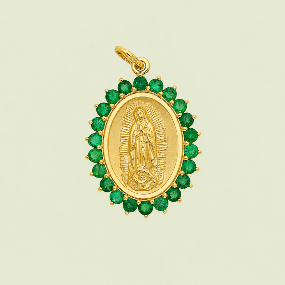 Medalla de la virgen de Guadalupe con bisel de esmeraldas