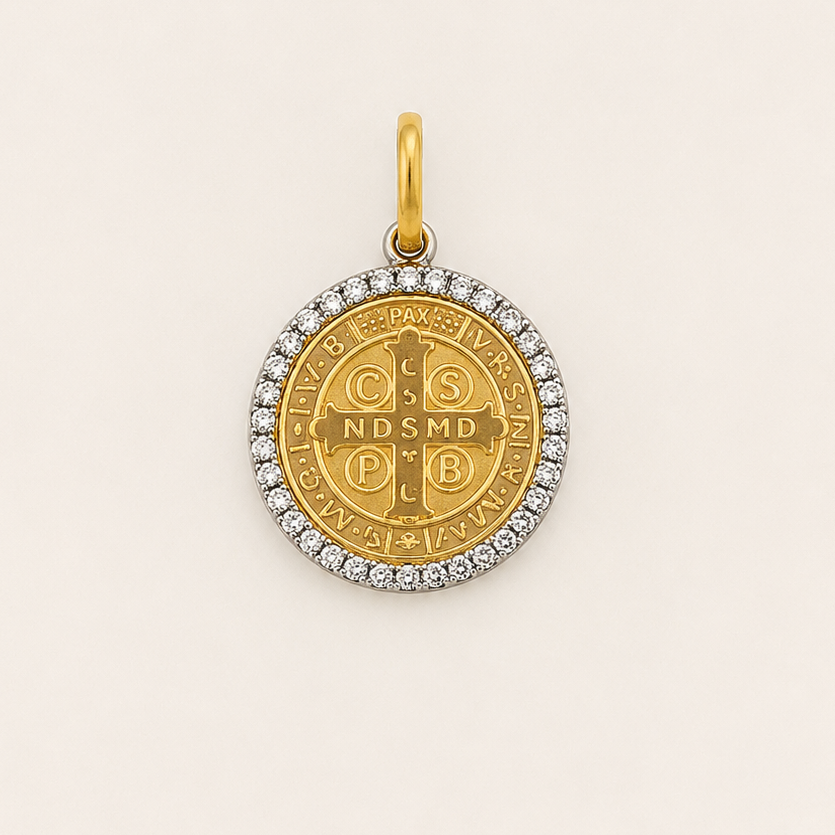 Medalla de San Benito con bisel de diamantes