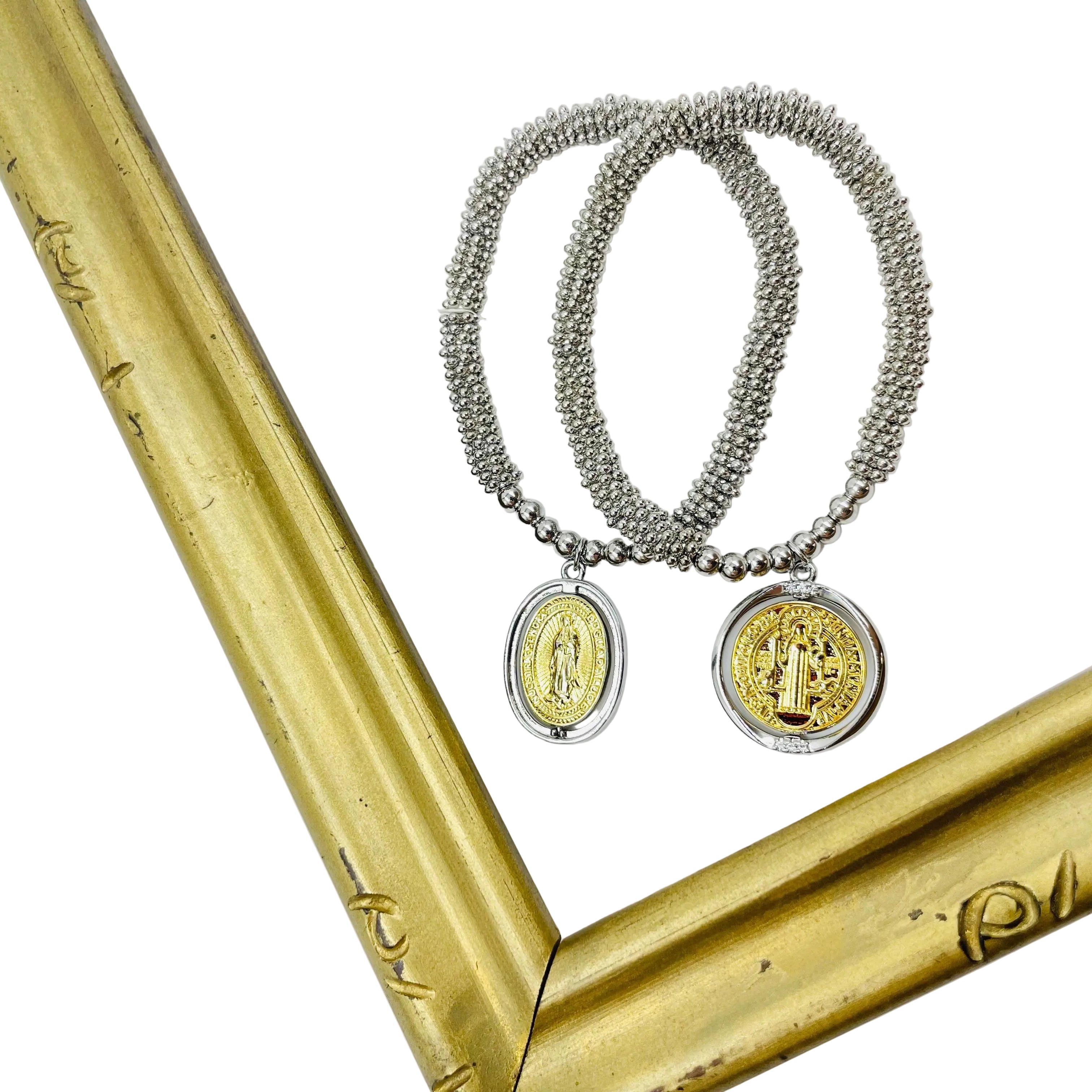 Pulsos con medalla religiosa