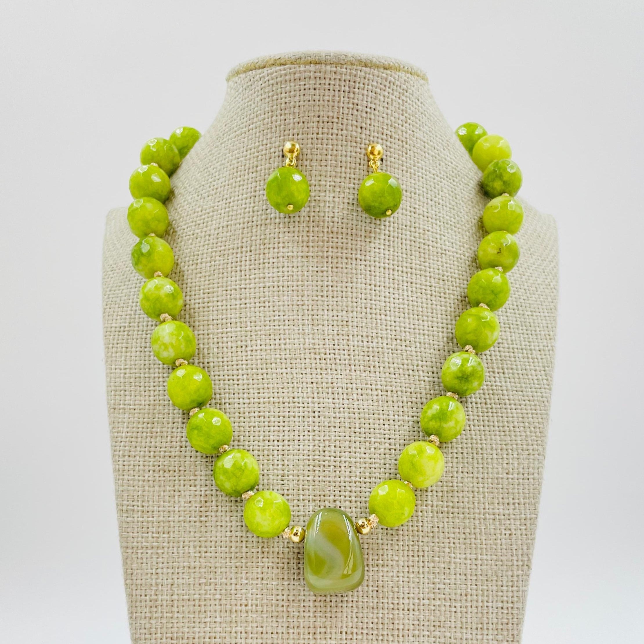 Set de collar y aretes de piedras verdes