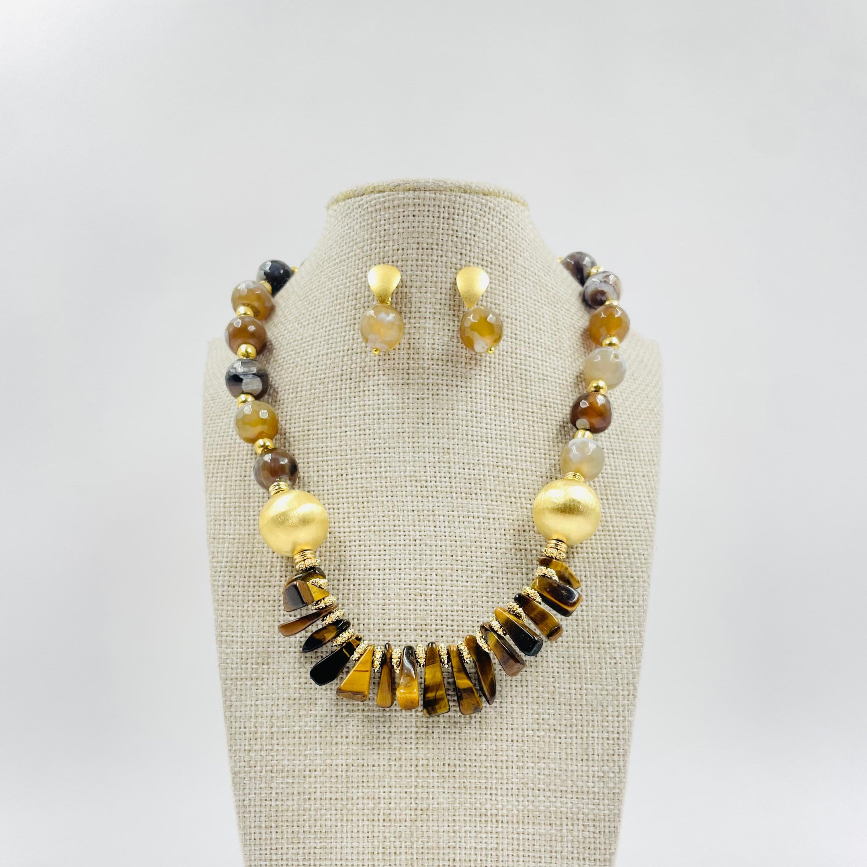 Set de aretes y collar de piedras amorfas
