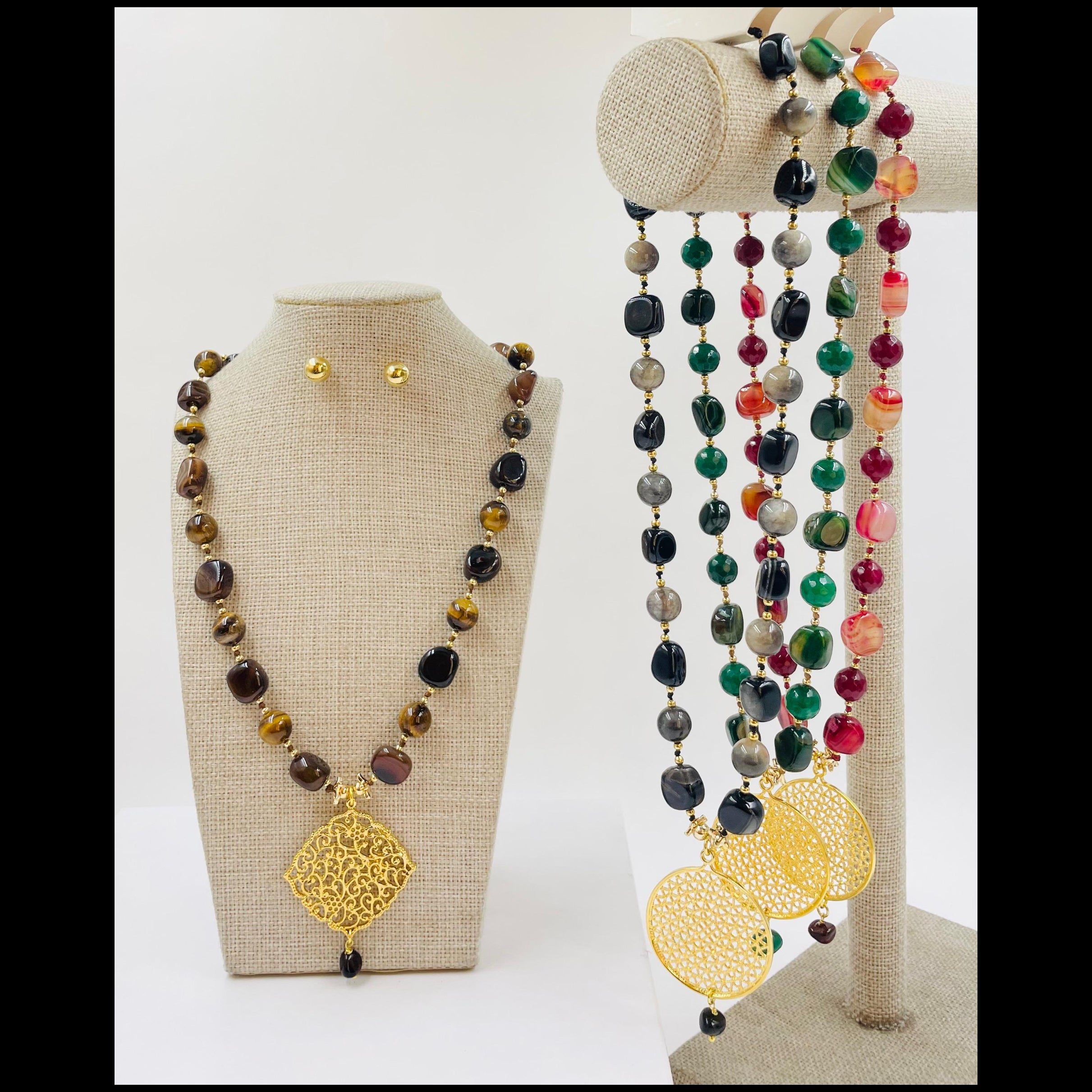 Set de aretes y collar de piedras con dije