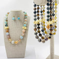 Set de aretes y collar de piedras de colores