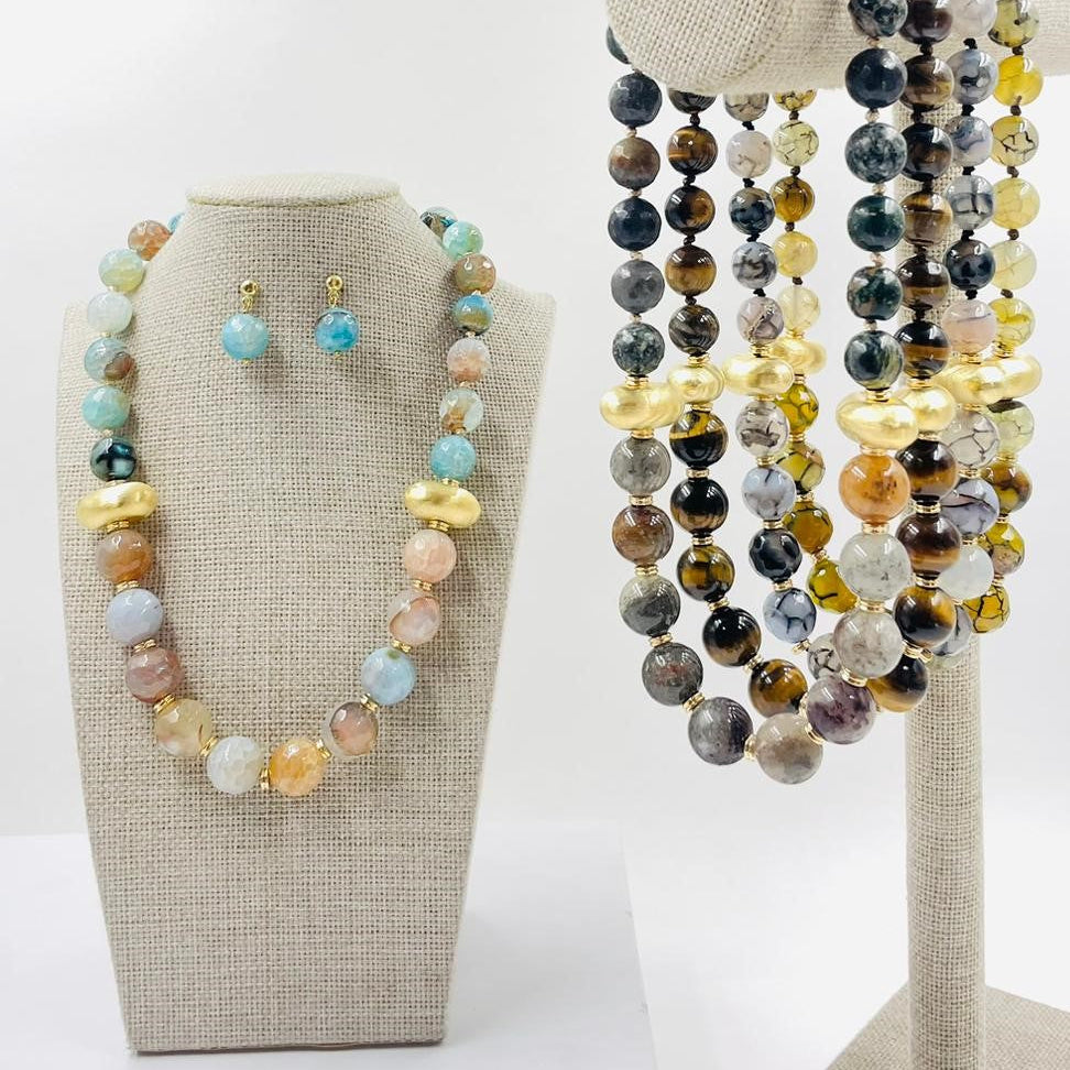 Set de aretes y collar de piedras de colores