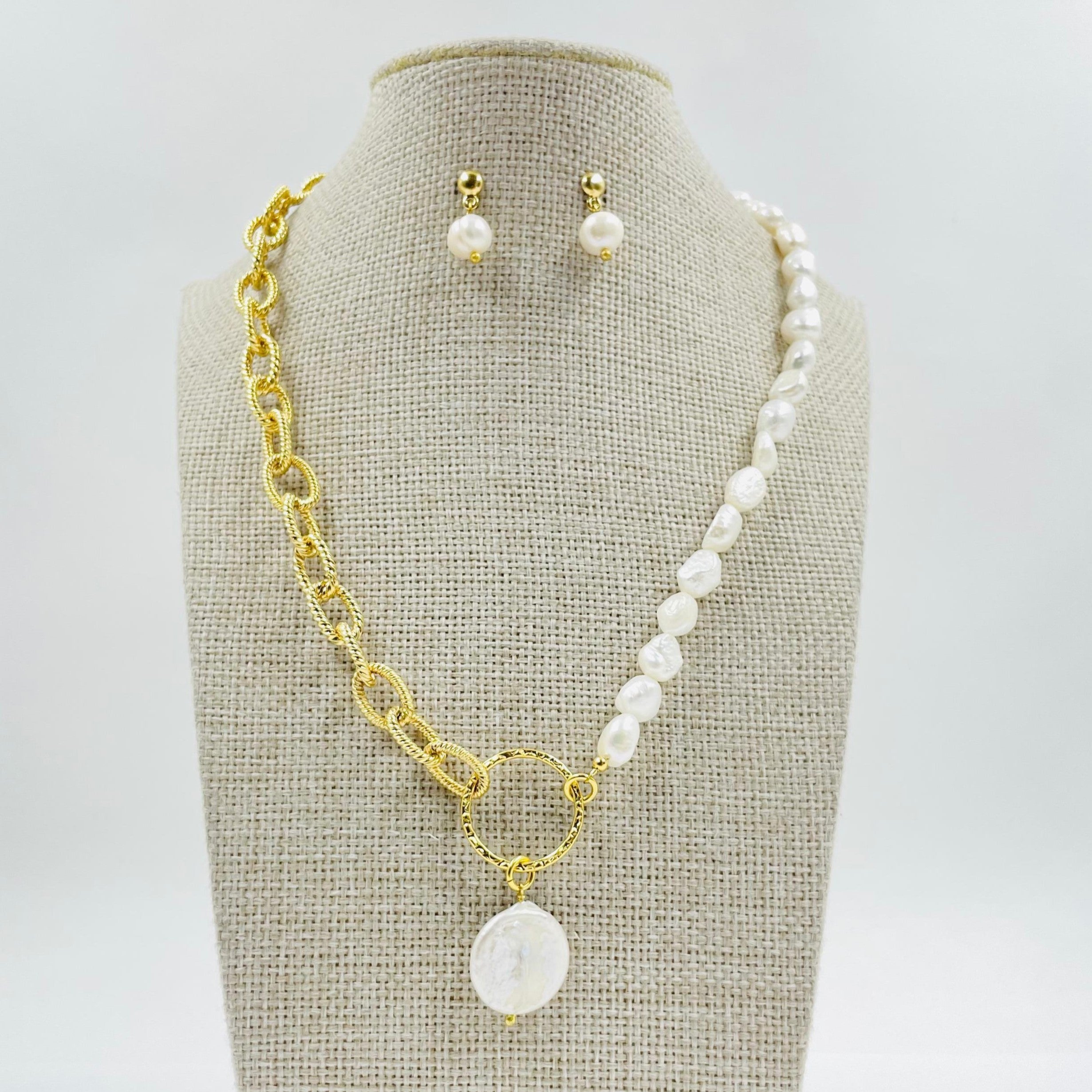 Set de collar y aretes de perlas con cadena