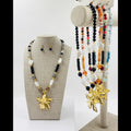 Set de collar y aretes de piedras con dije de flor