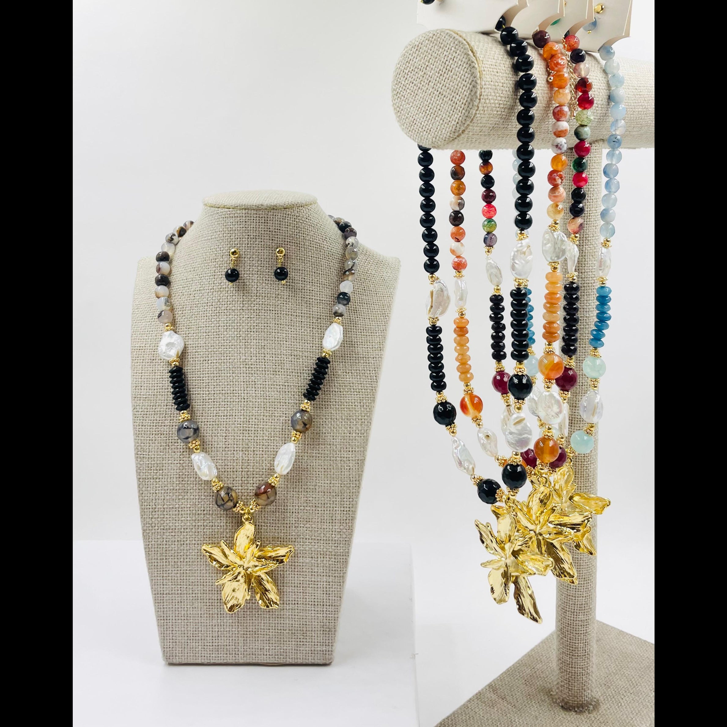 Set de collar y aretes de piedras con dije de flor