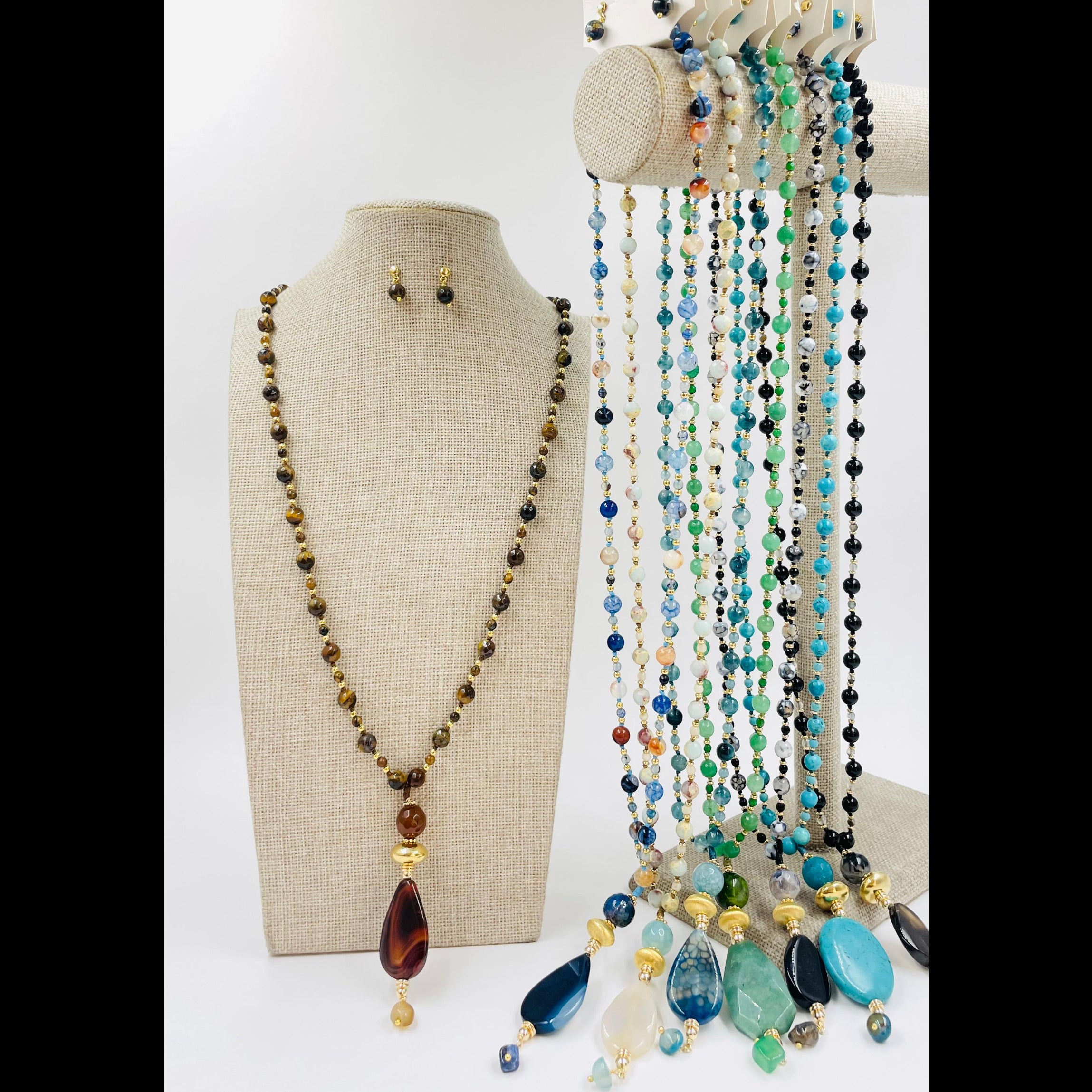 Set de collar y aretes de piedras de colores