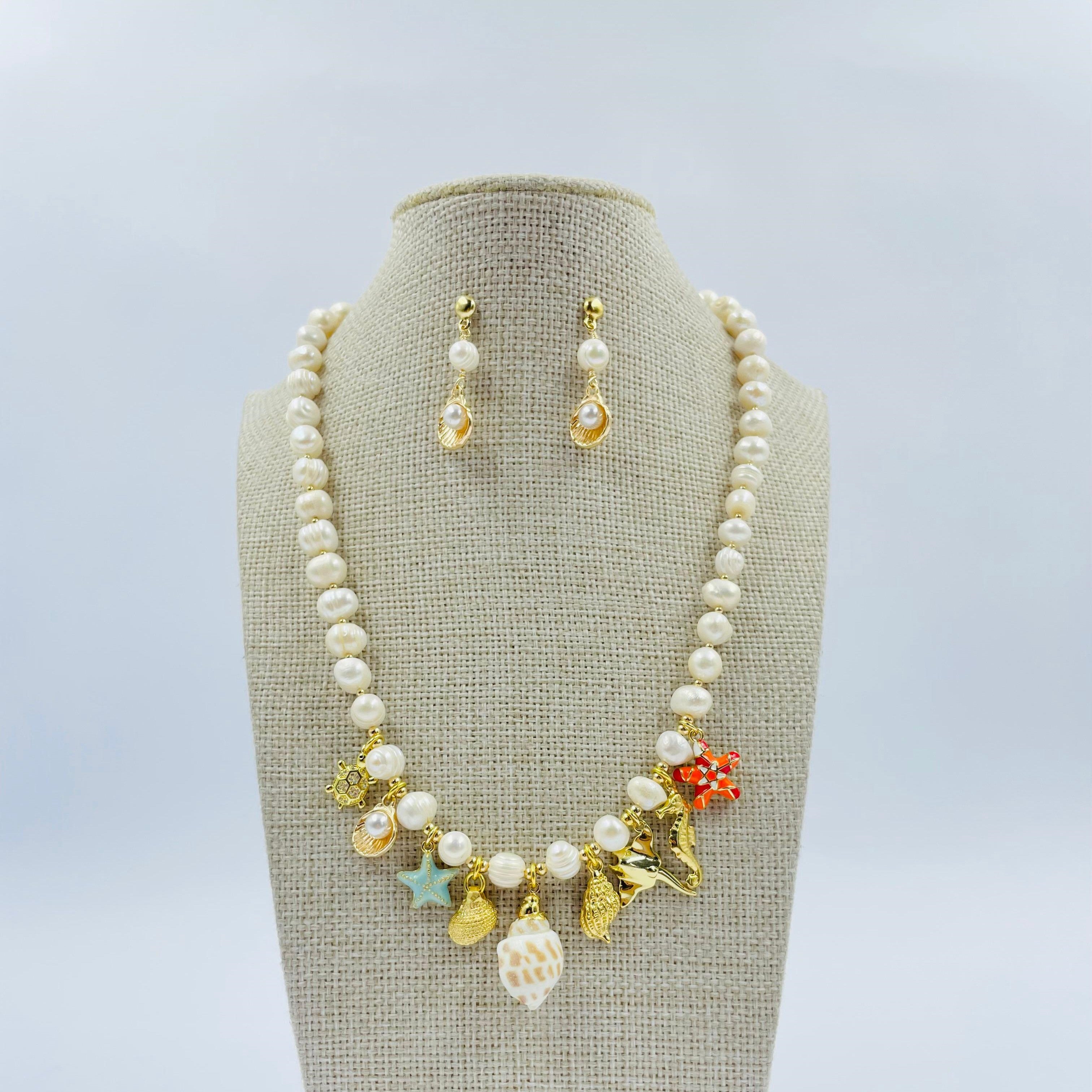 Set de collar y aretes de perlas y dijes "océano"