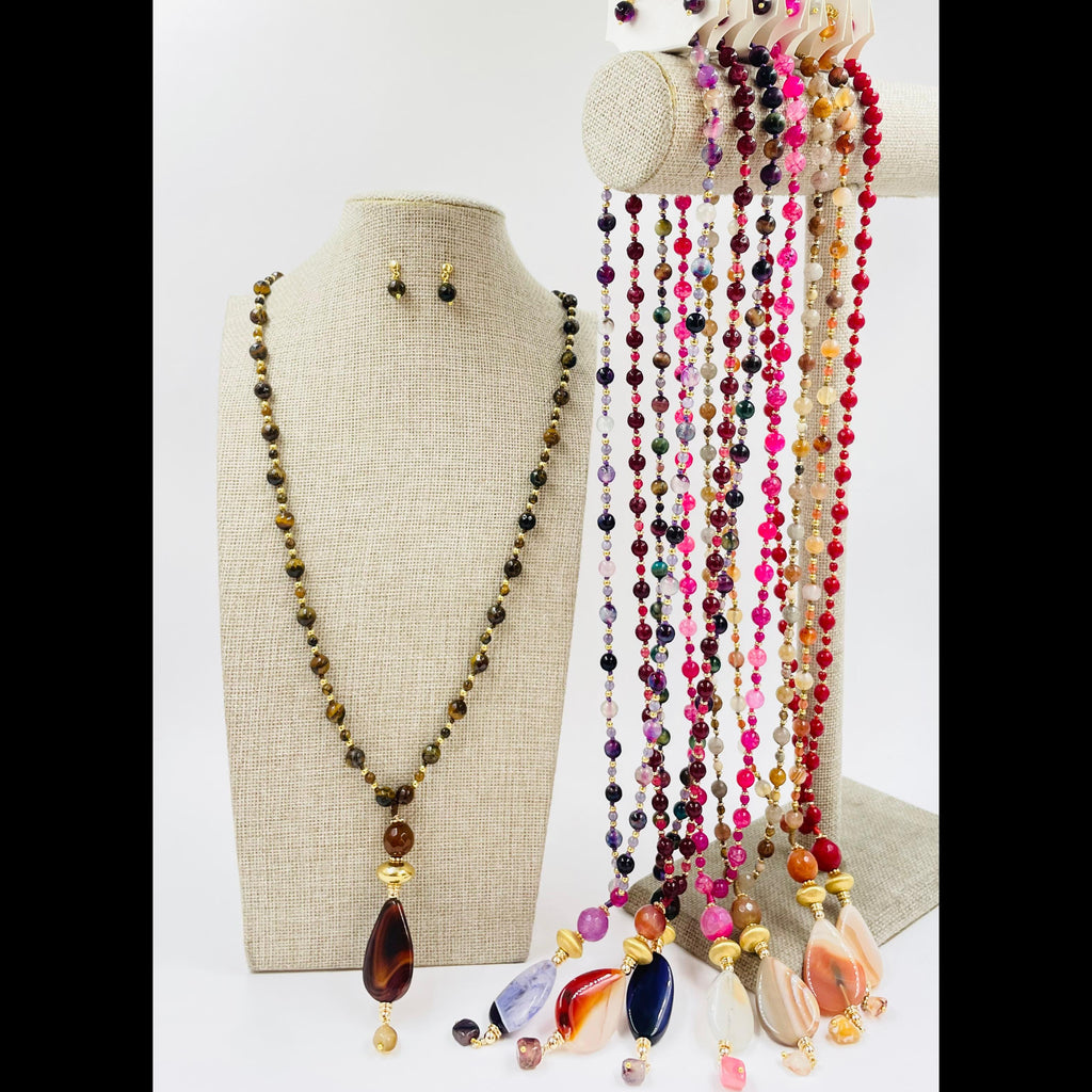 Set de collar y aretes de piedras de colores