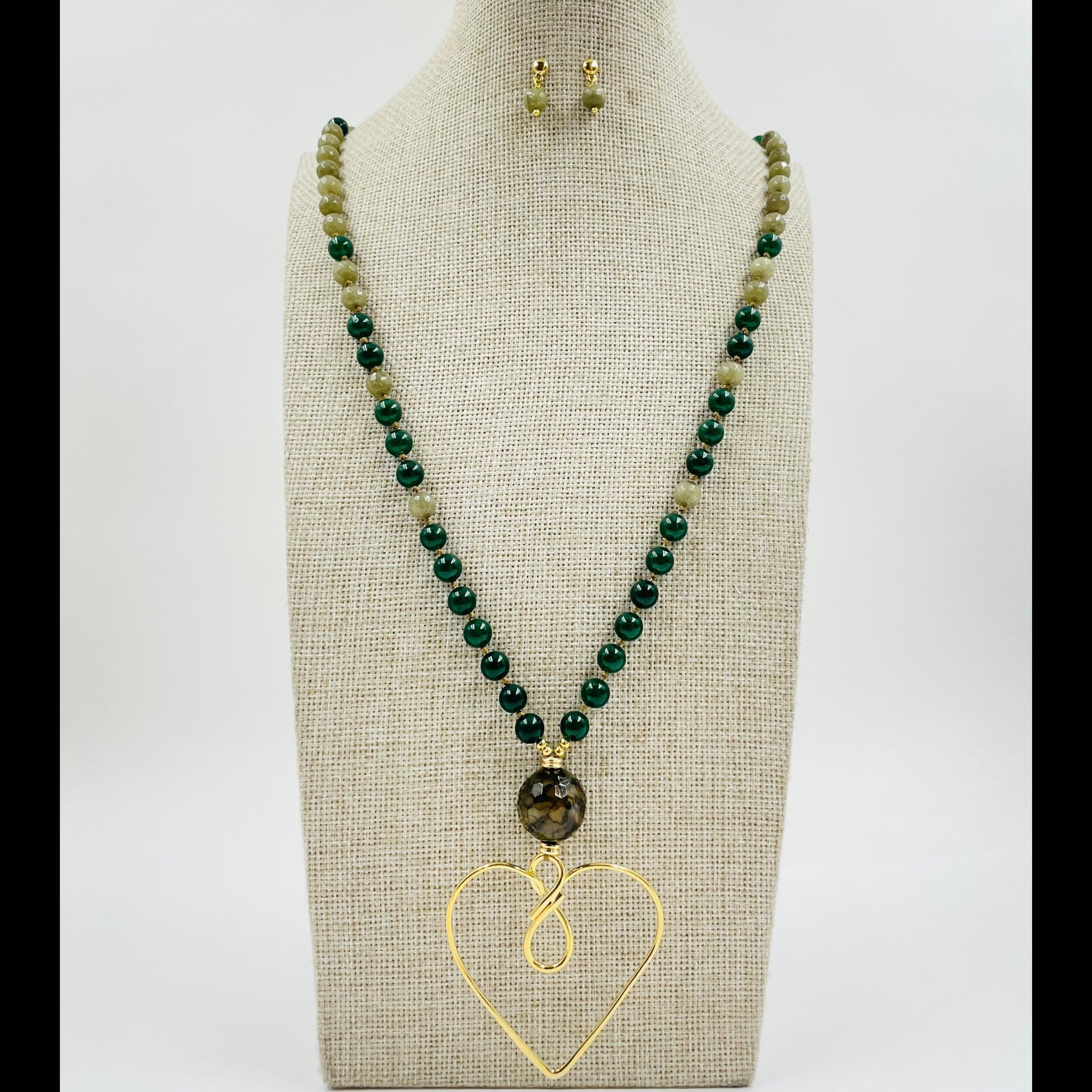 Set de collar y aretes piedras verdes con dije corazón