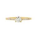 Anillo de compromiso con diamante central  en oro amarillo