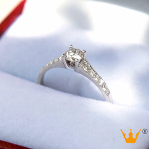 Anillo de compromiso con diamantes