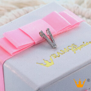 Inicial letra V con diamantes de oro blanco 14k