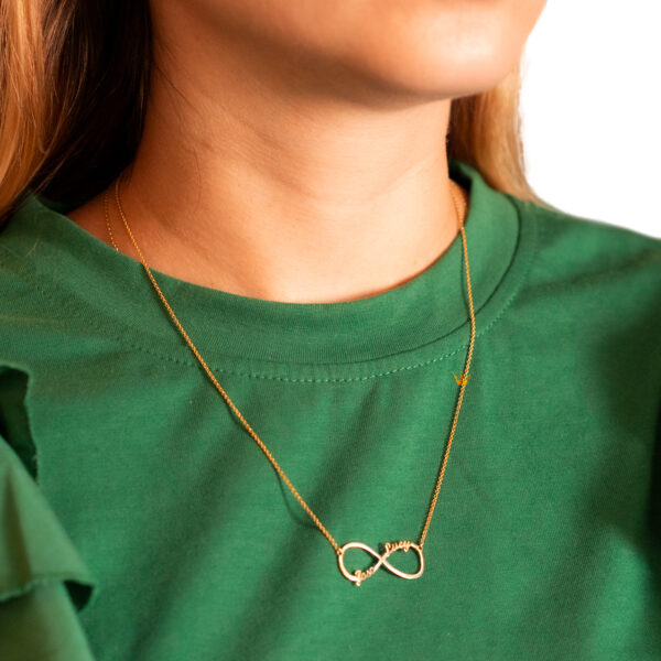 Pendentif con dije de infinito y nombres personalizados de oro - Image 4
