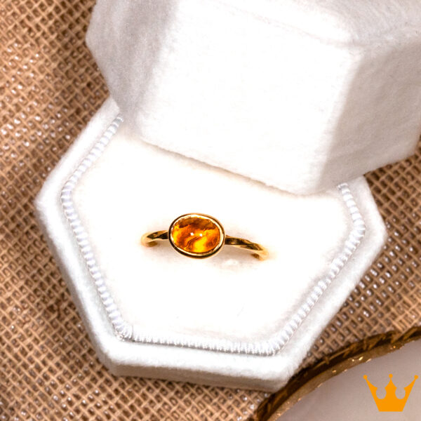 Anillo con piedra tono ámbar ANJ25